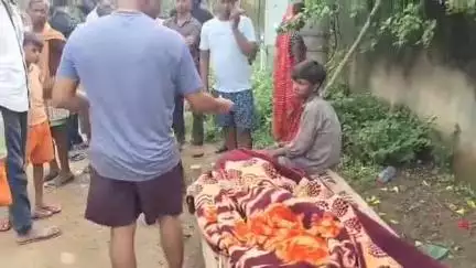 रामगढ़: रामगढ़ में शौच के बहाने पति ने पत्नी पर टांगी से किया हमला, 20 दिन पहले दिया था 10वें बच्चे को जन्म