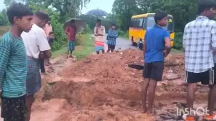 कटघोरा: ढेलवाडीह-सिंघाली-जवाली मुख्य मार्ग पर मनमानी खुदाई से आवागमन ठप, बारिश और अंधेरे में बढ़ा हादसे का खतरा