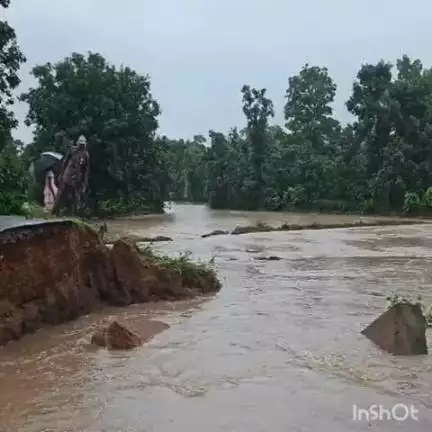 करतला: बारिश ने सड़क संपर्क तोड़ा, राहत की जरूरत, प्रशासन से पहल की रामपुर विधायक ने
