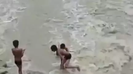 नरसिंहपुर: टेकापार में बाराँझ नदी में बच्चों का जान जोखिम में डालकर खेलना, वीडियो वायरल