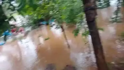 रहटवाड़ा में वार्ड नंबर 3 भारी बारिश की वजह से बाढ़ आ चुकी है मानसिंह के घर में बाढ़ आ गई है कृपया इसका स्वभाव करें