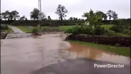 हर्रई: लगातार बारिश से सुरलाखापा-छापारा मार्ग स्थित नदी के उफान पर आने से मार्ग बंद
