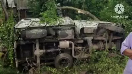 বাঁকুড়া ১: রামসাগারে বাস স্ট্যান্ড সংলগ্ন দে হোটেলের পাশে একটি দুধের গাড়ি নিয়ন্ত্রণ হারিয়ে নয়ন জলিতে উল্টে গেলো