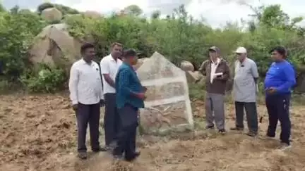 ಶಿಡ್ಲಘಟ್ಟ: ಸಾದಲಿ ಬಳಿ ಗುಡಿಬಂಡೆ ಹೆಸರು ಪ್ರಸ್ತಾಪಿಸಿರುವ ಕ್ರಿ.ಶ 1346 ನೇ ಇಸವಿಯ ವಿಜಯ ನಗರ ಸಾಮ್ರಾಜ್ಯ ಕಾಲದ ವೀರಗಲ್ಲು ಪತ್ತೆ,ಶಾಸನ ತಜ್ಞರಿಂದ ಮಾಹಿತಿ