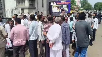 વઢવાણ: સુરેન્દ્રનગર જિલ્લા ના સસ્તા અનાજના દુકાનદારોને ચાર માસનું કમિશન ન આપતા ટાવર ચોકથી કલેક્ટર કચેરી સીધી રેલી યોજી