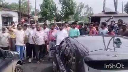 जैतपुर: शारदा ओपीएम अमलाई में रोजगार की मांग को लेकर लोगों का प्रदर्शन