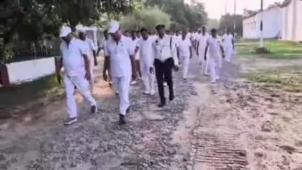 अकबरपुर: अपर पुलिस अधीक्षक ने माती पुलिस लाइन परेड ग्राउंड में पुलिसकर्मियों और रिक्रूट आरक्षियों के साथ किया योगाभ्यास