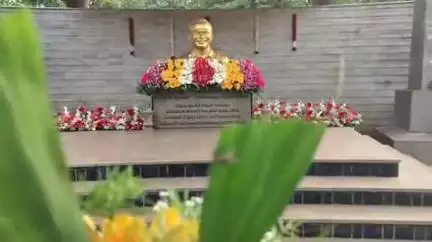 పులివెందుల: ఇడుపులపాయలో దివంగత మాజీ ముఖ్యమంత్రి వైఎస్ రాజశేఖర్ రెడ్డి కి నివాళులర్పించిన ఏపీ మాజీ సీఎం వైఎస్ జగన్మోహన్ రెడ్డి