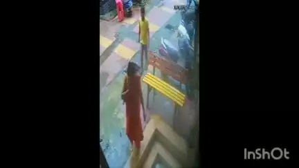ठाणे: कळवा परिसराच्या मनीषा नगर येथे भर दुपारी महिलेच्या हातातील पर्सची चोरी करून चोरटा पसार,सीसीटीव्ही व्हिडिओ व्हायरल