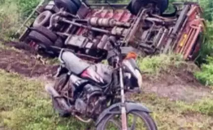 पैठण: पैठण पाचोड रोडवर अपघात आयशर च्या धडकेत तीन जण जखमी