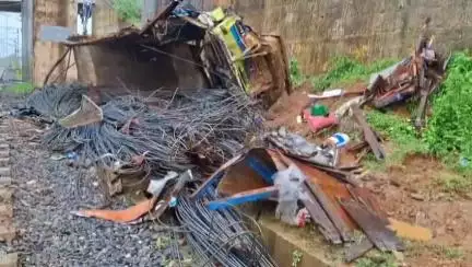 খড়গপুর ১: সোমবার গভীর রাতে নিমপুরা এলাকায় লরি দুর্ঘটনা লরির চালকের ঘুমিয়ে যাওয়ার কারণেই, দাবি স্থানীয়দের