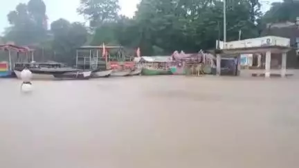 जबलपुर: नर्मदा नदी के ग्वारीघाट में फोटो ले रही 4 युवतियां बहीं, नाविकों ने बचाया, तटों की सुरक्षा पर सवाल