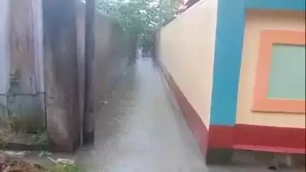 অমরপুর: উদয়পুর টাউন সোনামুড়া অর্থাৎ পৌর পরিষদের ১১ নং ওয়ার্ডে লাগাতার বৃষ্টির কারণে বাড়ি ঘরে প্রবেশ করছে জল