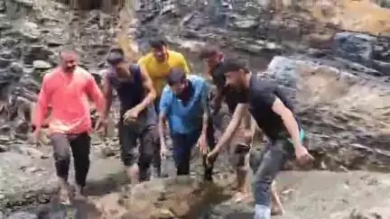 चुराह: भारी बारिश के कारण सालुई सड़क में मलबा होने से सड़क बंद, स्थानीय लोग सड़क बहाल करने में जुटे