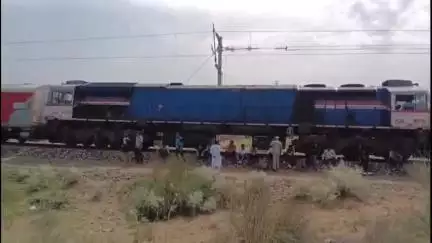 लूनकरनसर: लालेरा के पास बाड़मेर में ऋषिकेश एक्सप्रेस ट्रेन का पॉवर फेल हुआ