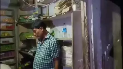 নগাঁও: ৰূপহীহাটৰ গড়াজান‌ বজাৰৰ মাজমজিয়াত চুলাই মদৰ ৰমৰমীয়া বেহা, এজনক স্থানীয় ৰাইজে কৰায়ত্ত কৰি গতাই দিয়ে আৰক্ষীক