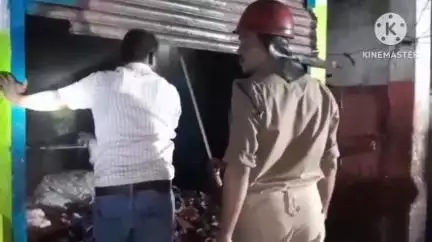 গোলাঘাট: নগৰ স্থিত বজাৰত দুৰ্বৃত্তৰ কাপোৰৰ গুদামত অগ্নি সংযোগৰ ফলত ভয়ংকৰ অগ্নিকাণ্ড, ভস্মীভূত পাঁচ লক্ষাধিক টকাৰ সামগ্ৰী