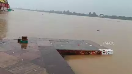 होशंगाबाद नगर: सेठानी घाट पर नर्मदा नदी का जल स्तर 946.20 फीट पर पहुंचा, होमगार्ड के जवान तैनात