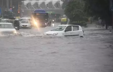 छत्तीसगढ़ में तेज़ बारिश के बीच हाइवे पर हुआ जलभराव, सरगुजा सांसद ने पानी में उतरकर अधिकारियों को दिए निर्देश