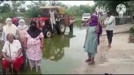 सोनीपत: जाहरी गांव में गंदा पानी गलियों में घुसने से नाराज़ लोगों का पार्षद संजय बडवसनीय के नेतृत्व में प्रदर्शन