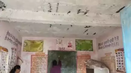 पानसेमल: ग्राम बांदरियाबढ के प्राइमरी स्कूल में टपकती छत से छात्र परेशान, एक ही कक्षा में पढ़ने को मजबूर