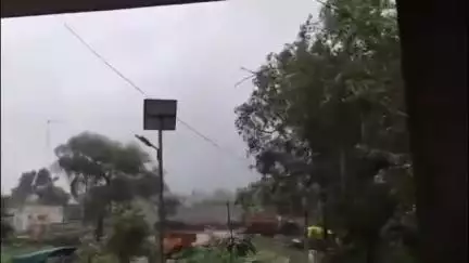 गेवराई: तालुक्यात विविध ठिकाणी वादळी वाऱ्याने मोठे नुकसान; गोठे व घरांवरील पत्रे उडाले, तर सौरऊर्जेच्या प्लेटांचे नुकसान