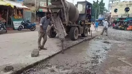 పెద్దపల్లి: పట్టణంలో వేగవంతంగా సాగుతున్న నూతన బీటీ రోడ్డు పనులు