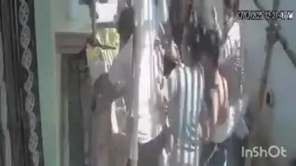 औरैया: दिबियापुर कस्बे के राणा नगर मोहल्ले में दो पक्षों में हुई मारपीट का वीडियो हुआ वायरल, मुकदमा दर्ज