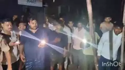 बिधूना: फीडर रोड पर कॉस्मेटिक की दुकान में लगी भीषण आग, लाखों रुपए का सामान जलकर हुआ राख