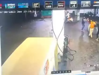 जबलपुर: गोहलपुर में ₹500 की चिल्लर के लिए पेट्रोल पंप कर्मियों पर बदमाशों ने किया चाकुओं से हमला, CCTV में कैद