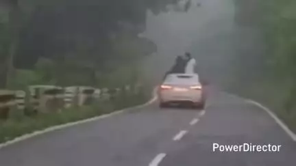 नैनीताल: चलती कार की छत में सवार होकर स्टंटबाजी करने वाले तीन युवकों के खिलाफ हुई कार्रवाई, वाहन किया गया सीज