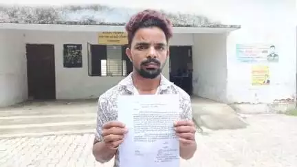 जलालाबाद: मोहल्ला गांधीनगर के सभासद ने पीएम आवास दिलाने के नाम पर एक व्यक्ति से ₹9000 ठगे, पीड़ित ने थाने में की शिकायत