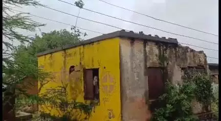 लखनादौन: धूमा में भीषण बारिश से पुराना मंडी भवन गिरा, मवेशी की दबकर मौत