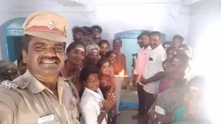 வேடசந்தூர்: 8 ஆண்டுகளாக பூட்டு போடப்பட்ட கோவில்-
வெள்ளபொம்பன் பட்டியில் பட்டியலின மக்களை கோவிலுக்குள் அழைத்து சென்ற இன்ஸ்பெக்டர்