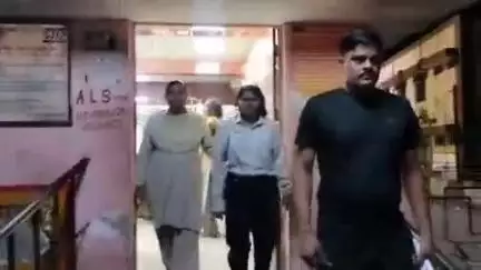 हाथरस: जौनपुर से गलती से रेल में बैठकर हाथरस पहुंची महिला का GRP पुलिस ने जिला अस्पताल में कराया डॉक्टरी परीक्षण