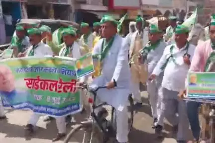इटाढ़ी नगर पंचायत में मतदाता जागरूकता अभियान के तहत जदयू ने साईकिल रैली निकाली, पूर्व मंत्री संतोष निराला रहे मौजूद।