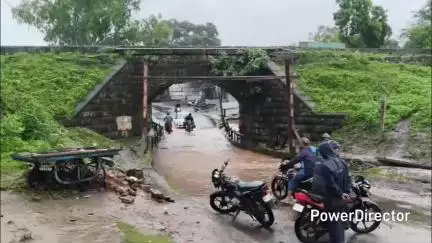 परसिया: परासिया: पिपरिया रोड रेलवे अंडर ब्रिज के नीचे पानी भरने से यातायात जाम, लोग परेशान