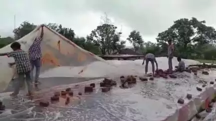 डिंडौरी: शासकीय एकीकृत माध्यमिक शाला खुरपार छात्र-छात्राएं जर्जर भवन के अंदर बैठकर जान जोखिम में डालकर कर रहे पढ़ाई  #Jansamasy