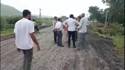 જેસર: જેસરને જોડતા ભંડારીયા સહિત ગામોના રોડ બીસ્માર હાલતમાં થતા આગેવાનોની બેઠક મળી, જેમાં અધિકારીને ઉધડા લેવામાં આવ્યા