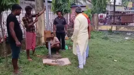 বালুরঘাট: বালুরঘাট শহরে সৌরবিদ্যুৎ চালিত পথবাতি বসানোর কাজের সূচনা করলেন বালুরঘাট বিধানসভার বিধায়ক  অশোক কুমার লাহিড়ী