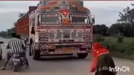 रामानुजगंज: NH-343 मुख्य मार्ग पर नशे में चूर महिला का हाई वोल्टेज ड्रामा, वीडियो तेजी से हो रहा वायरल