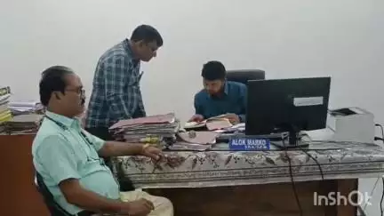 अजयगढ़: उफनती नदियों और नालों के बीच एसडीएम अजयगढ़ आलोक मार्को ने लोगों से की अपील, कहा- जान जोखिम में न डालें