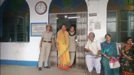 শান্তিপুর: নৃসিংহপুর মধ্যকলোনি এলাকায় অপমানে গলায় ফাঁস দিয়ে এক মহিলার আত্মঘাতী হওয়ার ঘটনায় গ্রেফতার অভিযুক্ত এক মহিলা