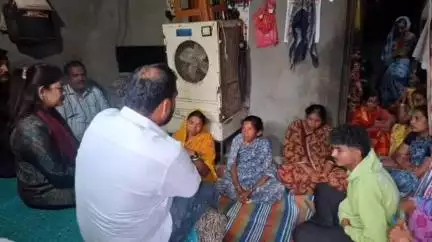 चिखली: वारीत मृत पावलेल्या वारकऱ्यांच्या कुटुंबीयांना आ.महाले यांची सांत्वन पर भेट