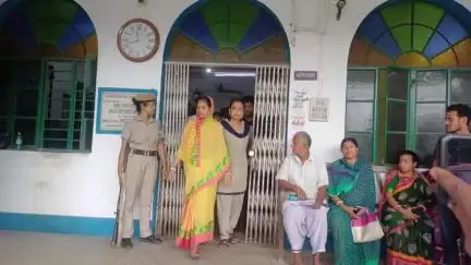 শান্তিপুর: ফুলতোলা কাণ্ডে অপমানে গৃহবধুর গলায় ফাঁস লাগিয়ে আত্মঘাতী হওয়ার ঘটনায় এবার সিভিক ভলেন্টিয়ারের বৌদিকে আদালতে পেশ