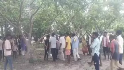बांसडीह: करनई ग्राम सभा स्थित बगीचे में अमरूद के पेड़ से लटकता मिला एक व्यक्ति का शव, क्षेत्र में मची सनसनी