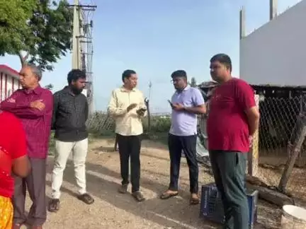 మార్కాపురం: భగత్ సింగ్ కాలనీలో డ్రైనేజీ కాలువలను పరిశీలించిన కమిషనర్ నారాయణరావు