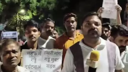 डांसिंग सड़क को लेकर लोगों का प्रदर्शन नारायण बाग तिराहा से लेकर मरघट चौराहे तक पैदल मार्च कर सनातनी संगठन ने किया विरोध