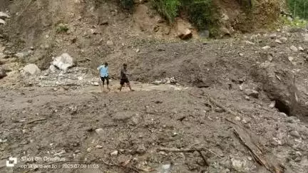 घाट: देर रात हुई भारी बारिश के कारण नंदप्रयाग-नंदानगर मोटर मार्ग सेतोली और सेरा के पास मलवे से बाधित, यातायात ठप