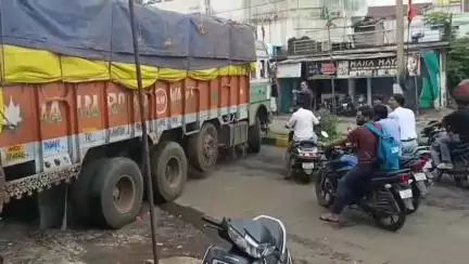 डिंडौरी: डिंडौरी में भारी वाहन प्रतिबंधित होने के बाद भी ओवरलोडिंग ट्रक घुसा, वीडियो वायरल